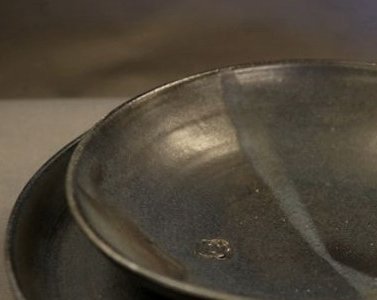 Dorte Visby keramik - middagstallerken og dyb tallerken, stentøjsbrændt og glaseret med 'Bølge' glasuren.