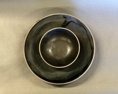 Dorte Visby keramik - lille skål og dyb tallerken i stentøj med uglaseret yderside og indvendigt glaseret med 'Midnatshav' glasuren.