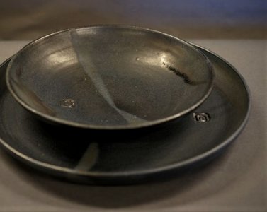 Dorte Visby keramik - middagstallerken og dyb tallerken, stentøjsbrændt og glaseret med 'Bølge' glasuren.