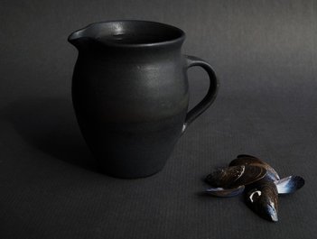 Dorte Visby keramik, dyb tallerken stentøj 'Bølge'
