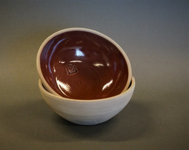 Dorte Visby keramik - lille lertøjsskål med uglaseret yderside og indvendigt glaseret med 'Brombær' glasuren.