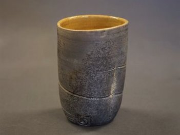 Dorte VIsby keramik, rakubrændt kop, 'Lønstrupkoppen' med 'Honning'-glasur