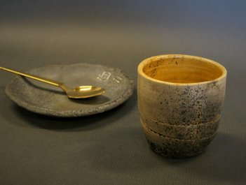 Dorte Visby keramik, rakubrændt desserttallerken, uglaseret, sort skærv med metallisk skær og rå kanter.