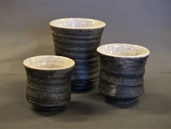 Dorte Visby keramik, rakubrændt hvidglaseret rillekop i tre størrelser