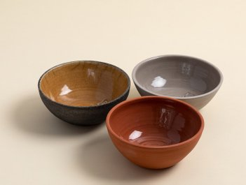 Dorte Visby keramik, rakubrændt lille skål, glaseret med Honning-glasur med de klassiske krakeleringer i glasuren fra rakubrænding.