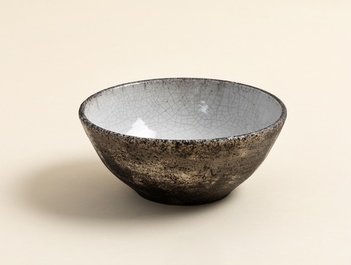 Dorte Visby keramik, rakubrændt hvidglaseret ymerskål