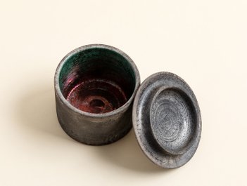 Dorte Visby keramik, rakubrændt cylinder med låg